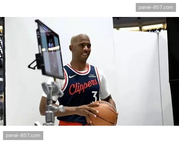 聚焦:老将克里斯·保罗在训练后加练一小时中距离投篮 聚焦:老将克里斯·保罗在训练后加练一小时中距离投篮